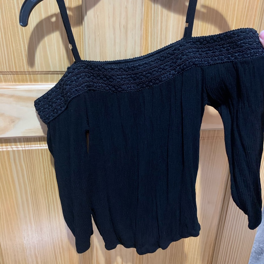 Off-the-shoulder black shirt with straps